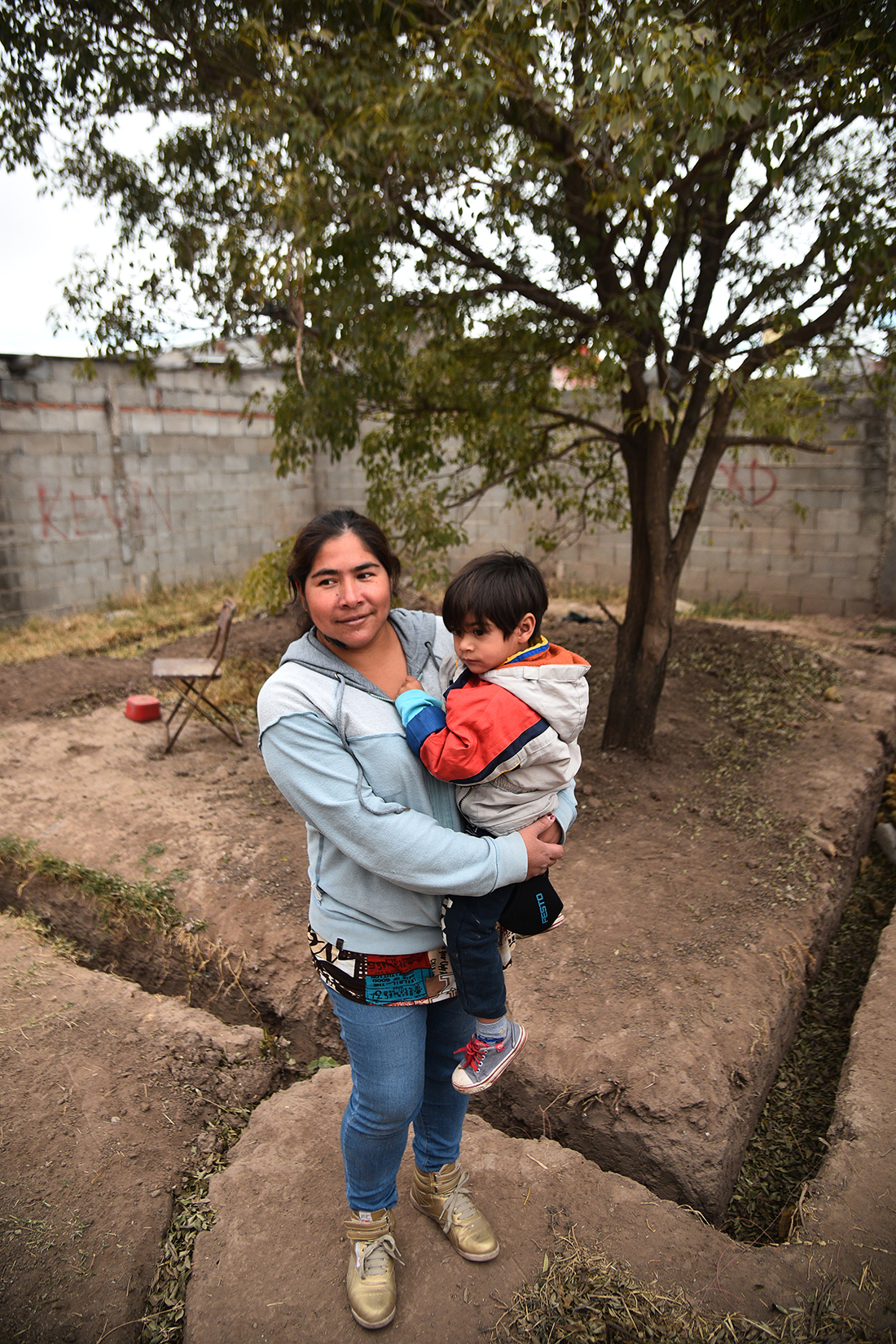 Rocio Silva y su hijo. Ella quiere construir una pieza para su hijo de dos años y vivir ahi con él en Barrio Ciudad de mis sueños Foto: (Pedro Castillo / La Voz)