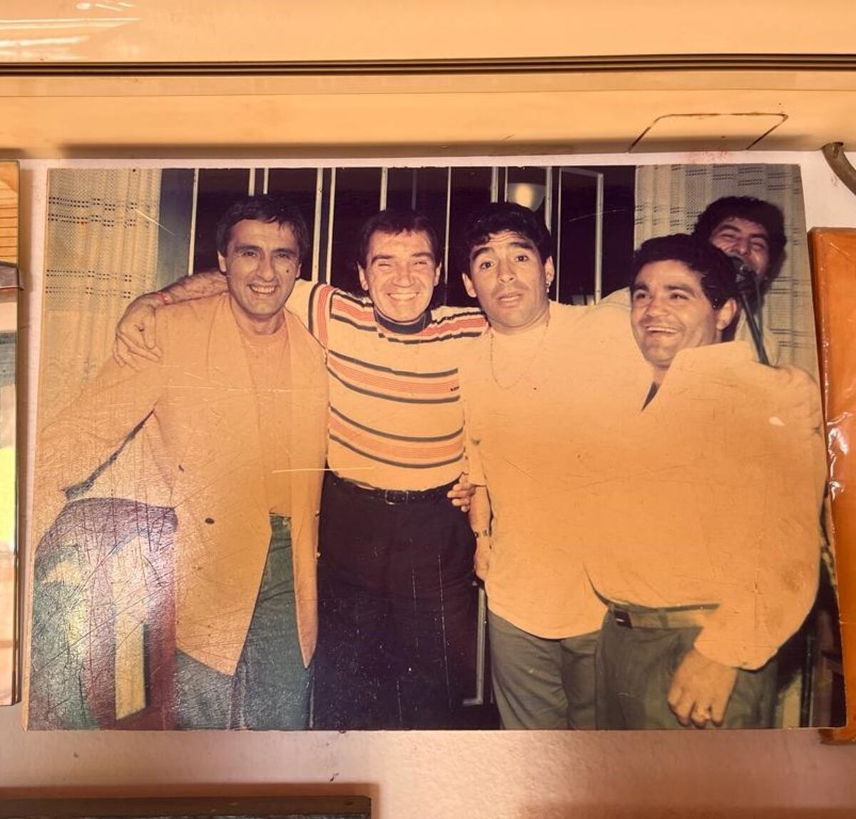 Santos Benigno Laciar posando con uno de los mejores amigos que le dio el boxeo, Diego Armando Maradona. (La Voz / Ignacio Ardiles).