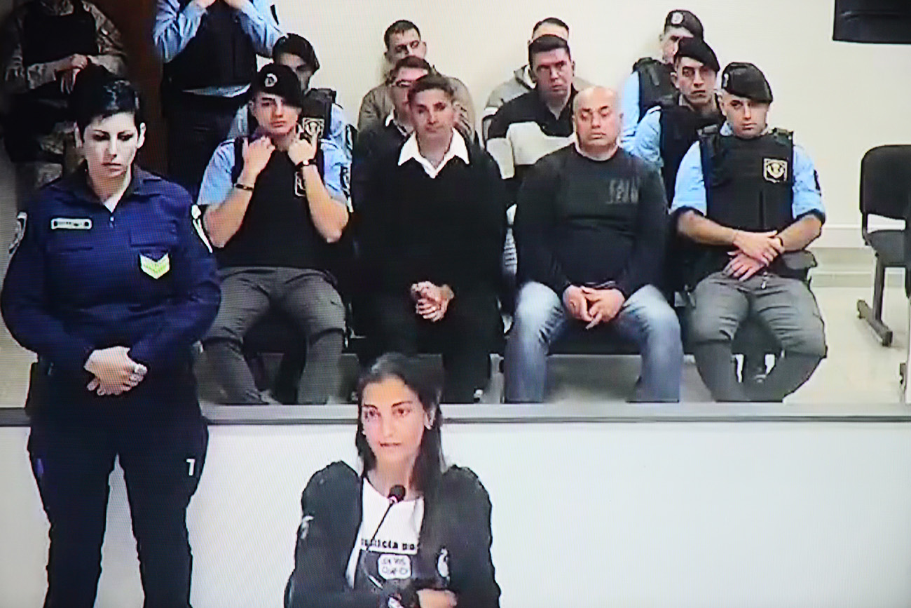 Juicio por el crimen de Blas Correa. Declara la mamá, Soledad Laciar. Detrás, los imputados por el homicicio y por su encubrimiento. (José Gabriel Hernández / La Voz)