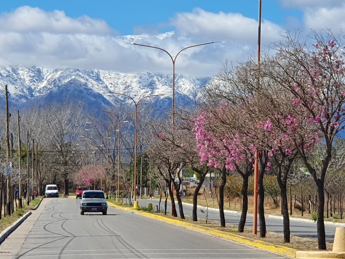 Las Altas Cumbres nevadas, vistas desde Villa Dolores. (La Voz)