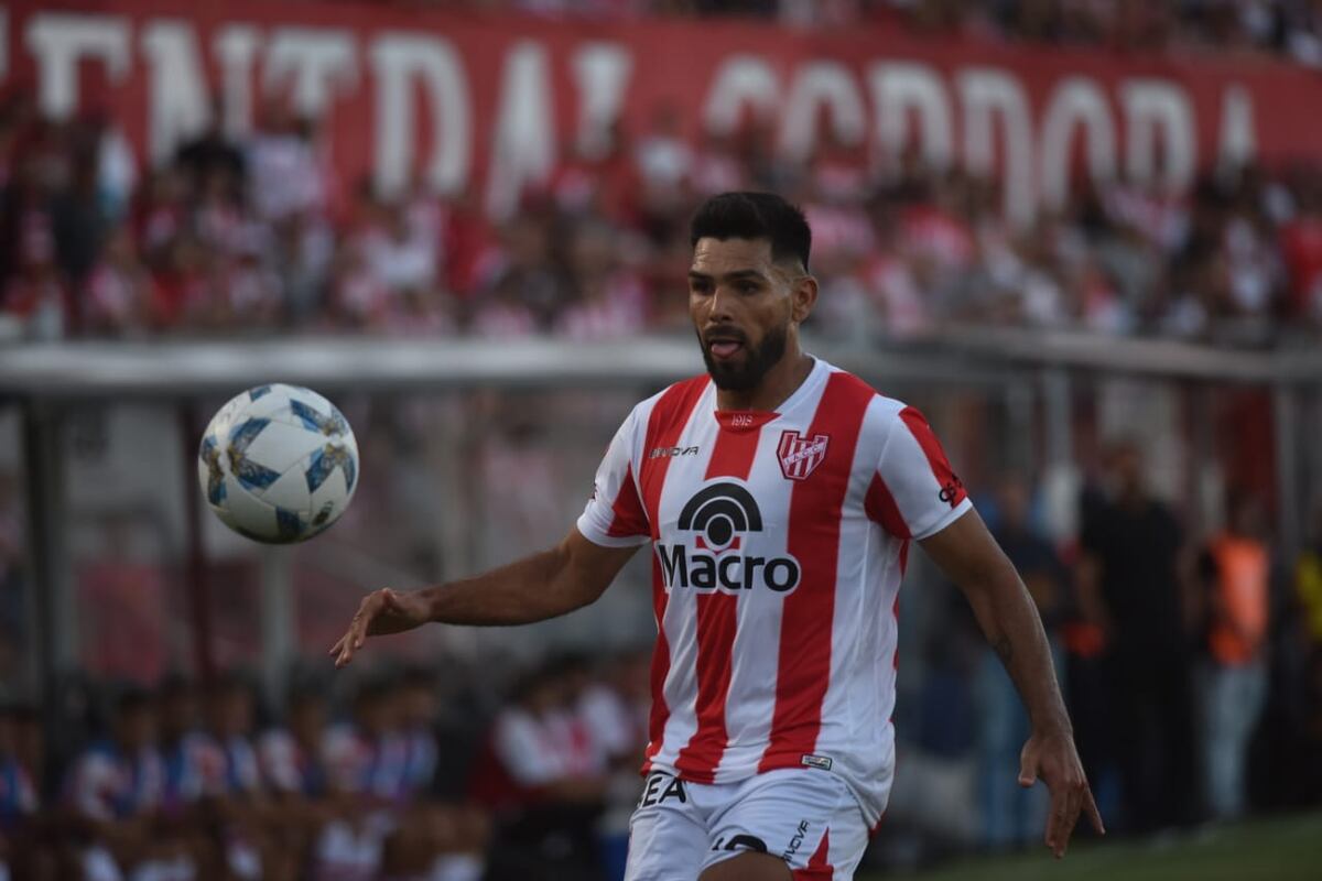 "El Chino" Romero en acción ante Riestra, en su partido de regreso con la camiseta de Instituto. Jugó 14 partidos, cinco como titular y no pudo marcar goles. (Javier Ferreyra / La Voz)
