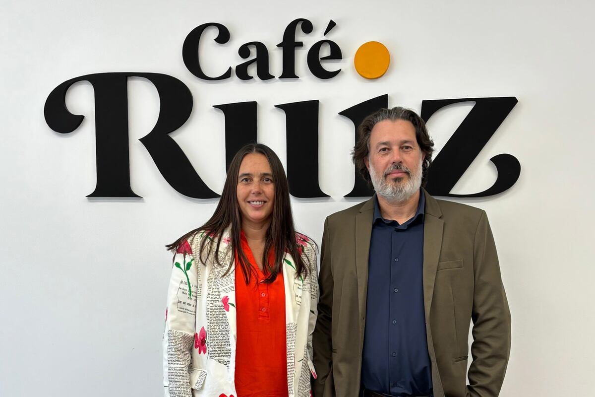 "El café es un "commodity" con precio dolarizado y en los últimos tres años subió muchísimo . En En los últimos años el consumidor aprendió mucho y lo bebe cada vez con mayor exigencia de calidad. Entonces entiende que a eso hay que pagarlo", analiza Pablo. En la foto, junto a su socia y hermana, Verónica.