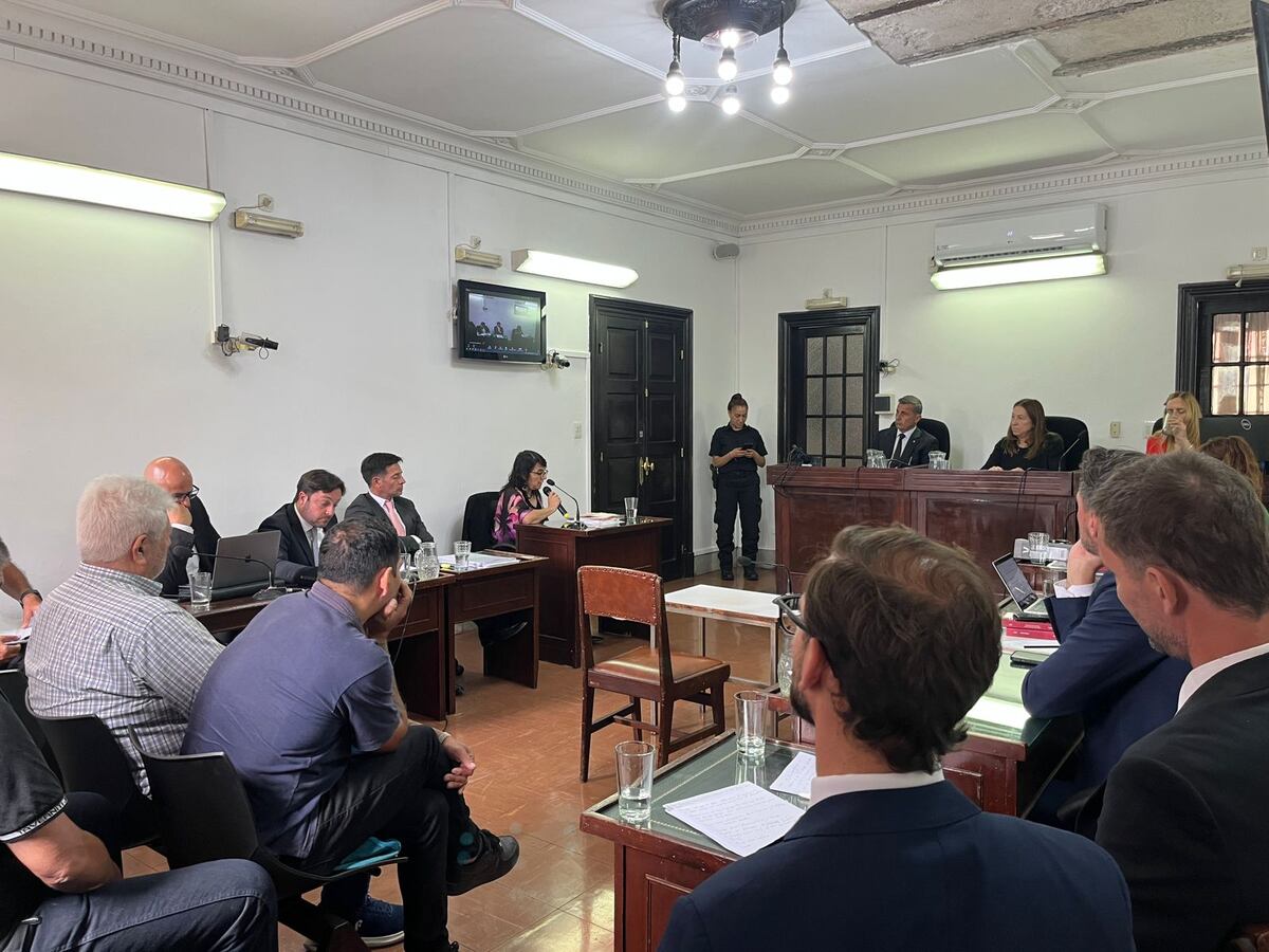 Los defensores Iván Mochkofsky, Tristán Gavier y Ernesto Gavier, al alegar ante el tribunal. (La Voz)