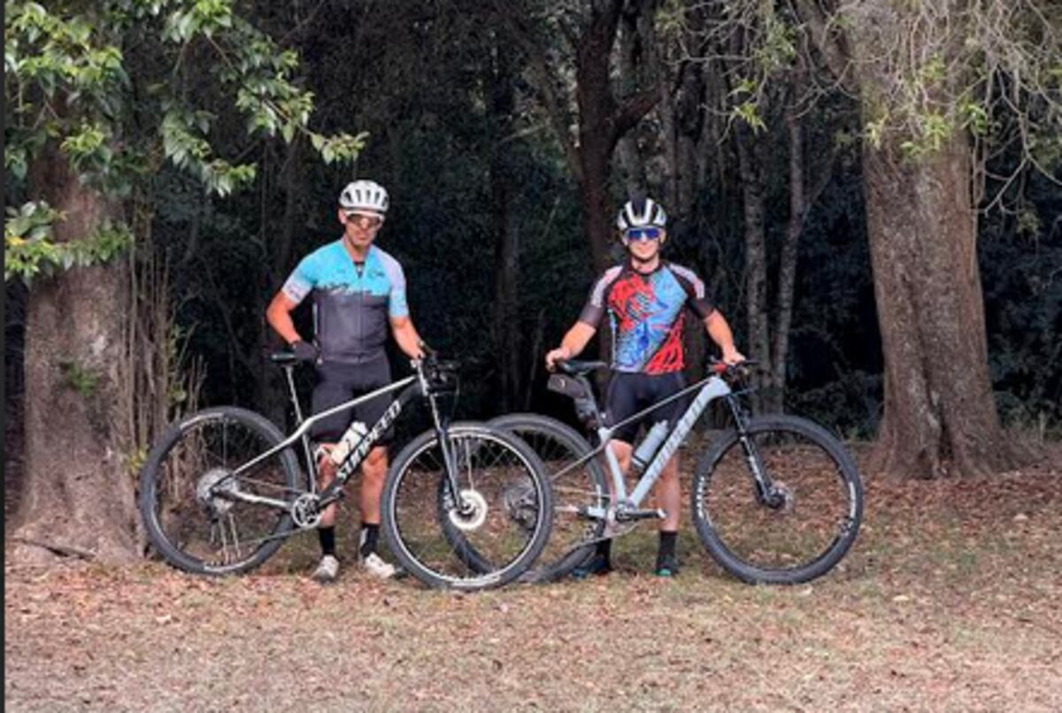 Dos ciclistas en el predio arbolado del hotel de Huerta Grande que se preparó para ese segmento (Gentileza)