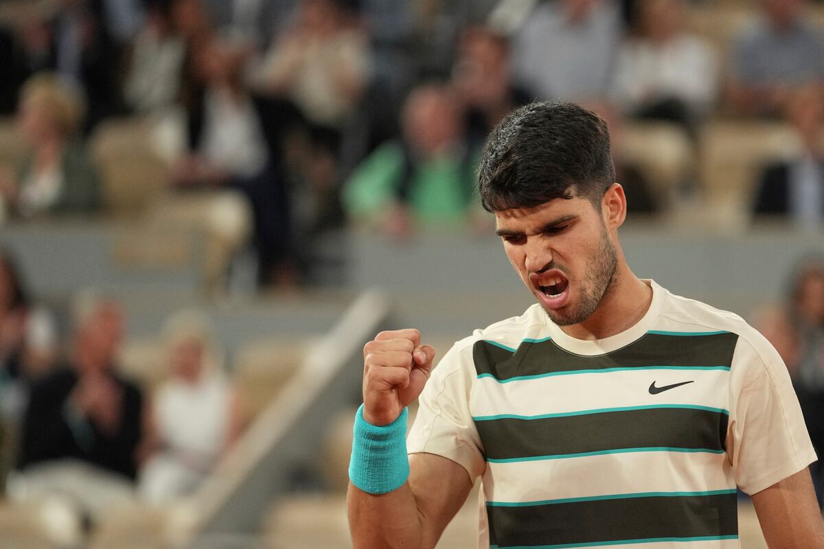 El look inspirado en el rugby de Carlos Alcaraz en Roland Garros (AP)