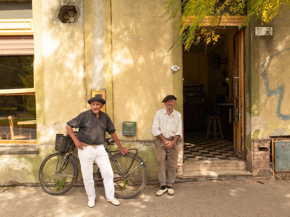 Los bares y restaurantes conservan su sello tradicional y allí una cañita y unas manos de truco siguen siendo el pasatiempo preferido. (Gentileza: Cherrutti Pini Travelers)