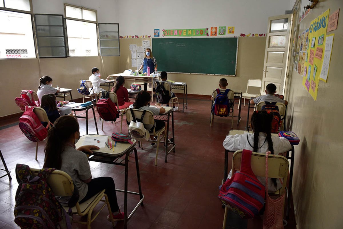 Escuela presidente Yrigoyen. Inicio de clases, alumos con distanciamiento social. Comienza el ciclo lectivo 2021 tras un año sin clases presenciales por la pandemia de Covid 19. Foto Ramiro Pereyra