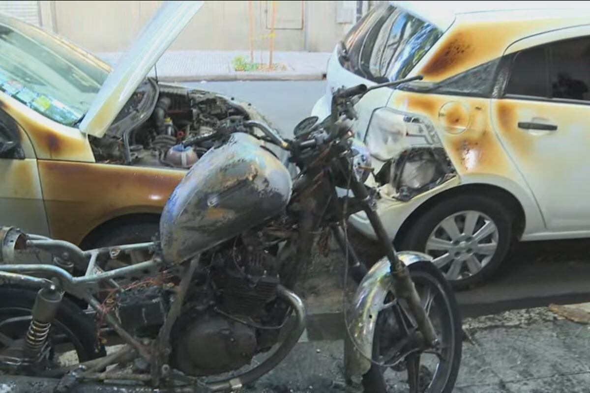 Buenos Aires. Así quedaron los vehículos tras el ataque de quemacoches en Balvanera. (TN)