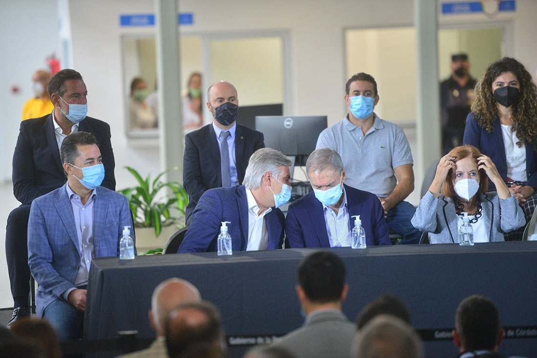 Protagonistas. El intendente Llaryora y el gobernador Schiaretti, rodeados por el vicegobernador Manuel Calvo, Miguel Siciliano y Alejandra Vigo. Varios con mucha influencia en la Capital. (Pedro Castillo / Archivo)