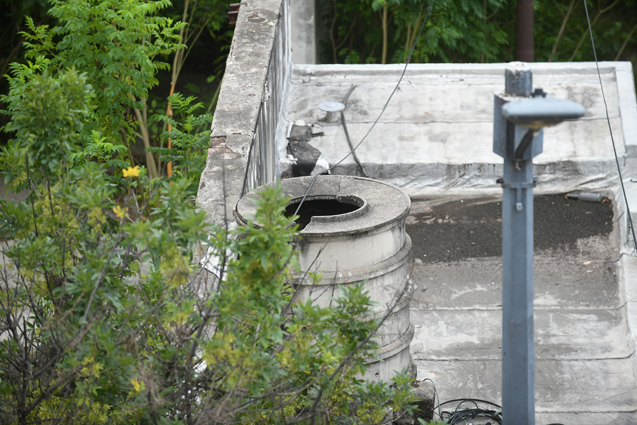 Un tanque de agua destapado en pleno baldío de la AFIP. ( Ramiro Pereyra /La Voz)