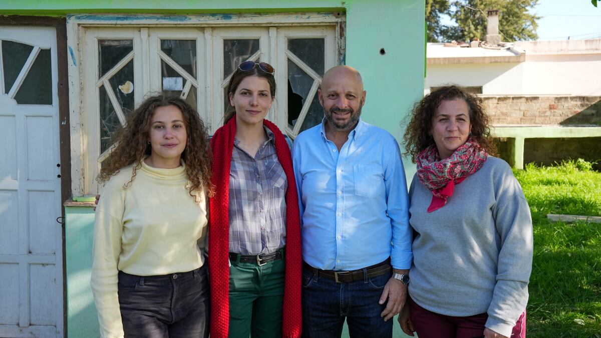 El presidente de la Agencia Córdoba Cultura con parte del rodaje de "Paisajes del fin del mundo". (Gentileza Agencia Córdoba Cultura)