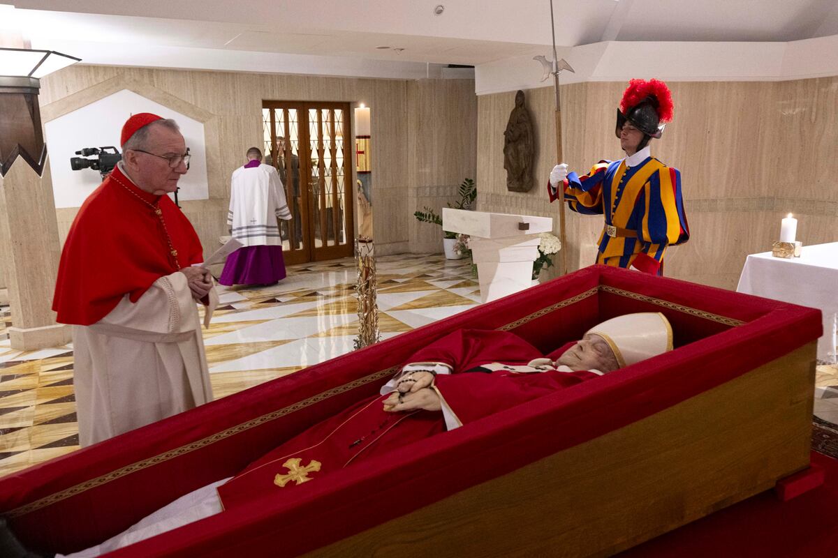 Difunden las primeras imágenes del papa Francisco en su velatorio en el Vaticano. (AP)