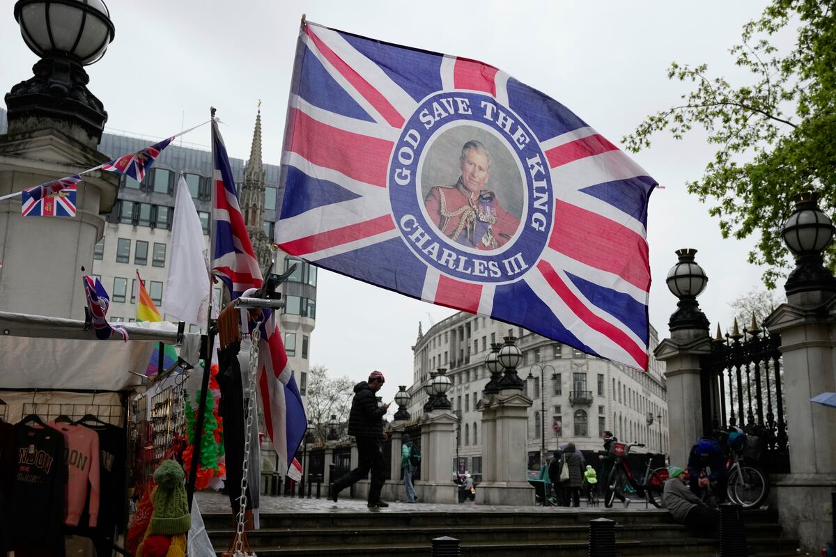 Una bandera con una imagen del rey Carlos III de Gran Bretaña a la venta para celebrar la coronación del rey Carlos III, en una tienda de Londres