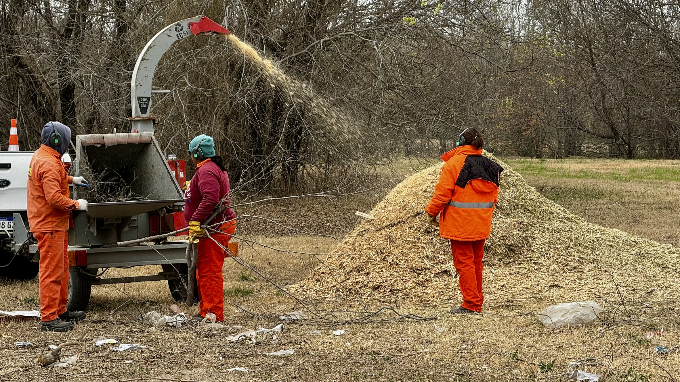 Se adquirió una chipeadora para reutilizar los restos de poda que genera la propia empresa. Ese material se usa para generar compost, junto con guano de caballo proveniente de un predio cercano (Caminos de las Sierras)