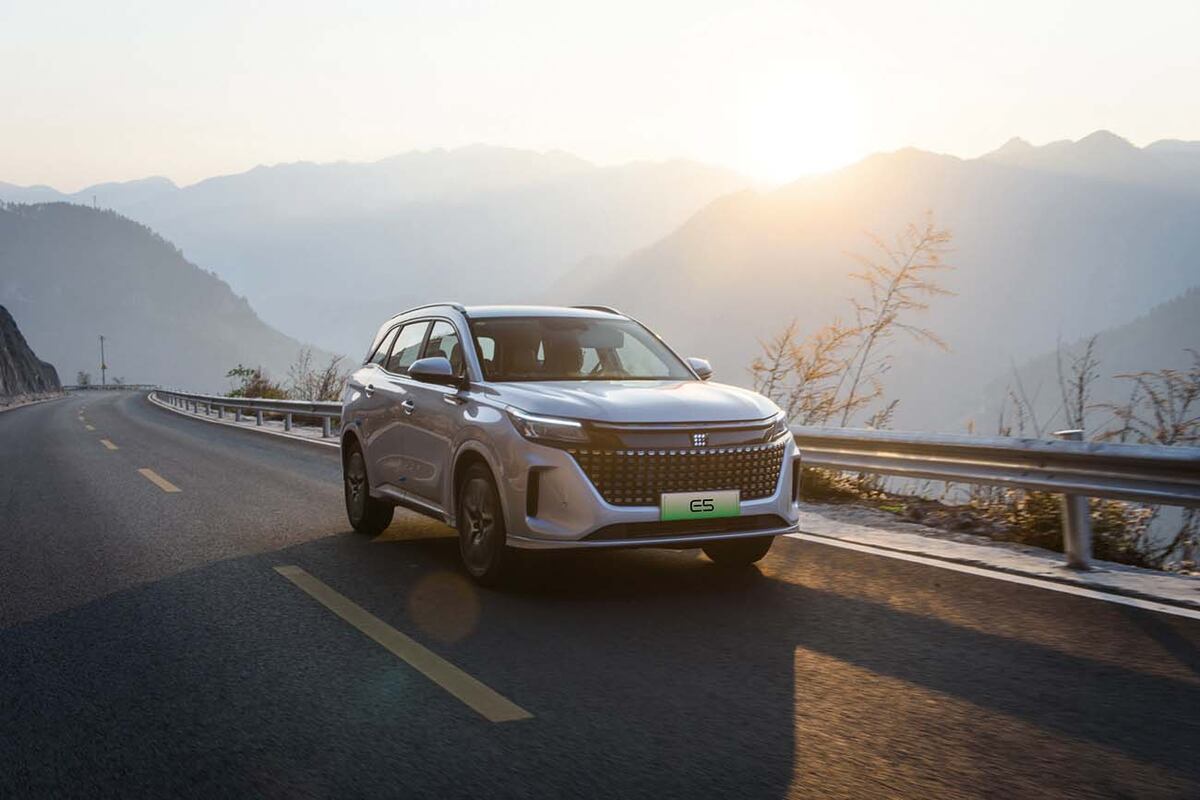 La potencia combinada es de 217 CV (162 kW). La transmisión es una e-CVT y la tracción es delantera.