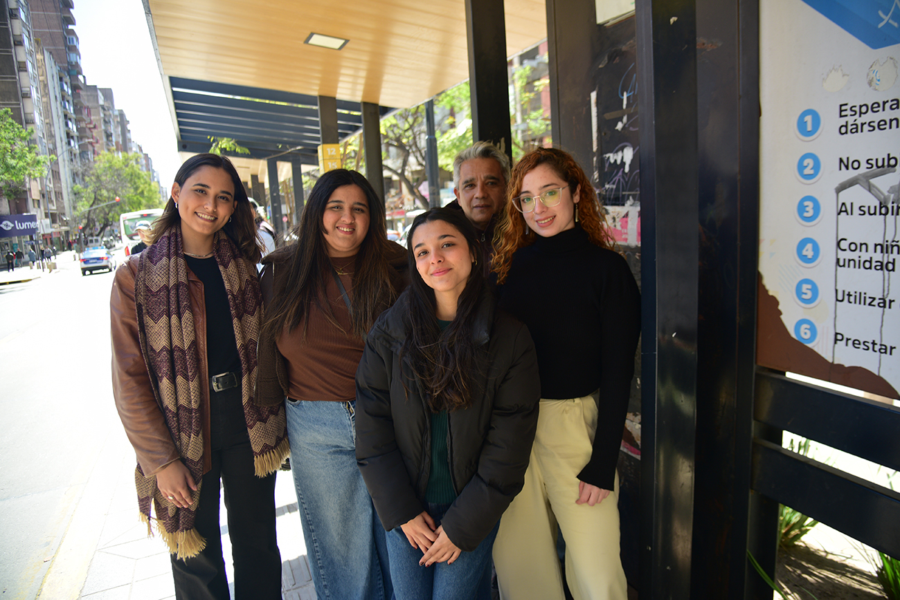 Integrantes del proyecto "Para Vos" en la parada de colectivo que será intervenida (Pedro Castillo/La Voz)