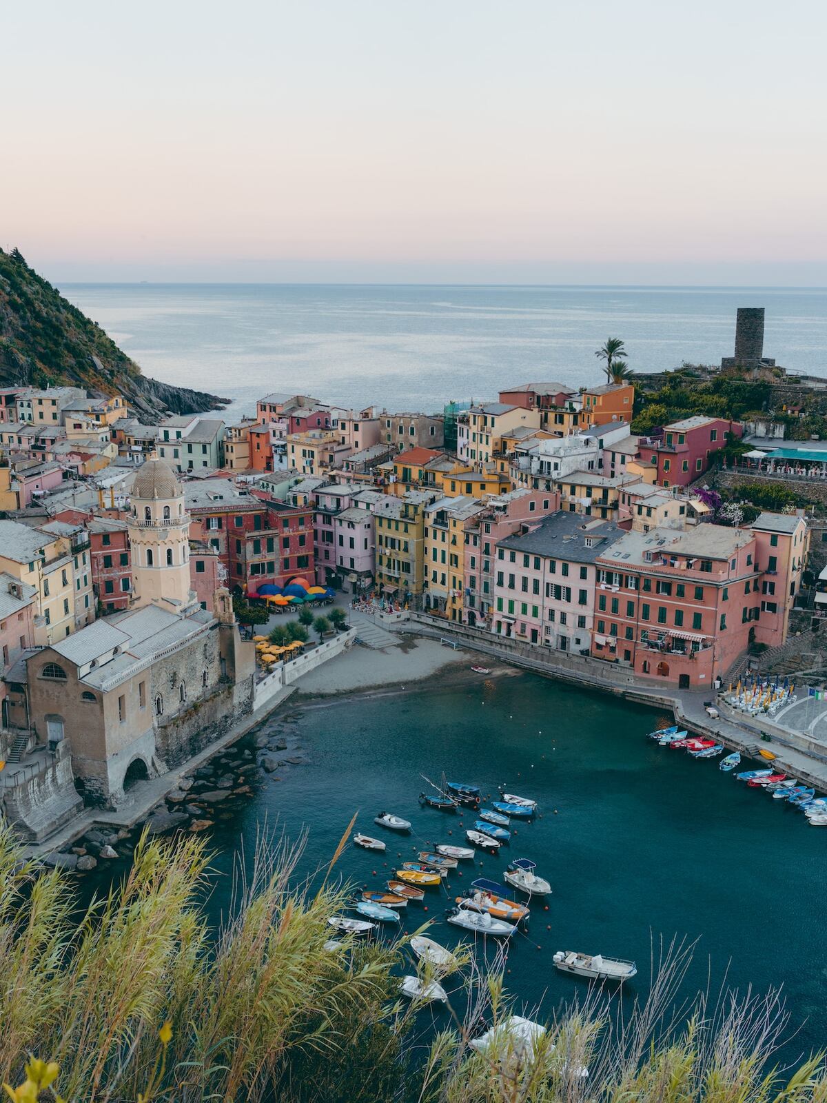 En Vernazza los bares, restaurantes y locales se concentran en torno al puerto. (Imagen ilustrativa Pexels)
