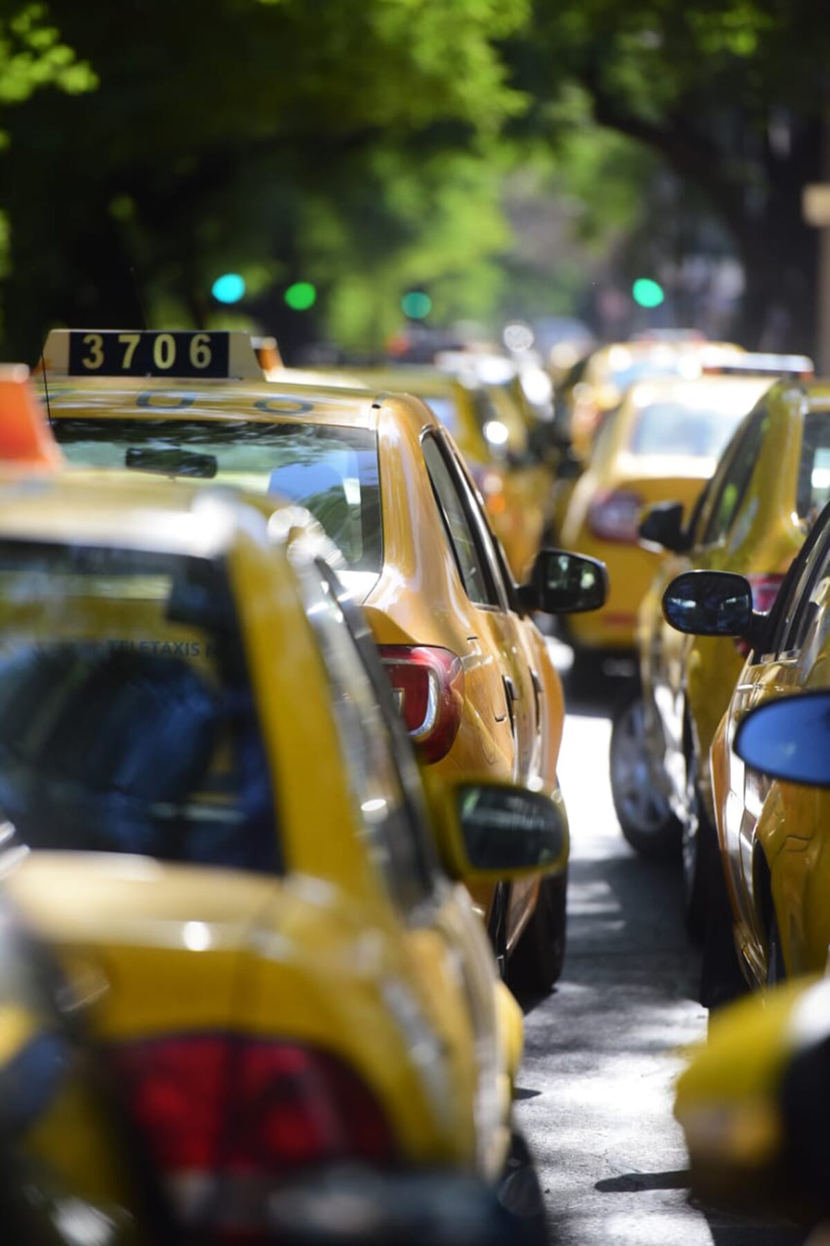 Protesta de taxistas en el centro de la ciudad de Córdoba. (José Gabriel Hernández / La Voz)