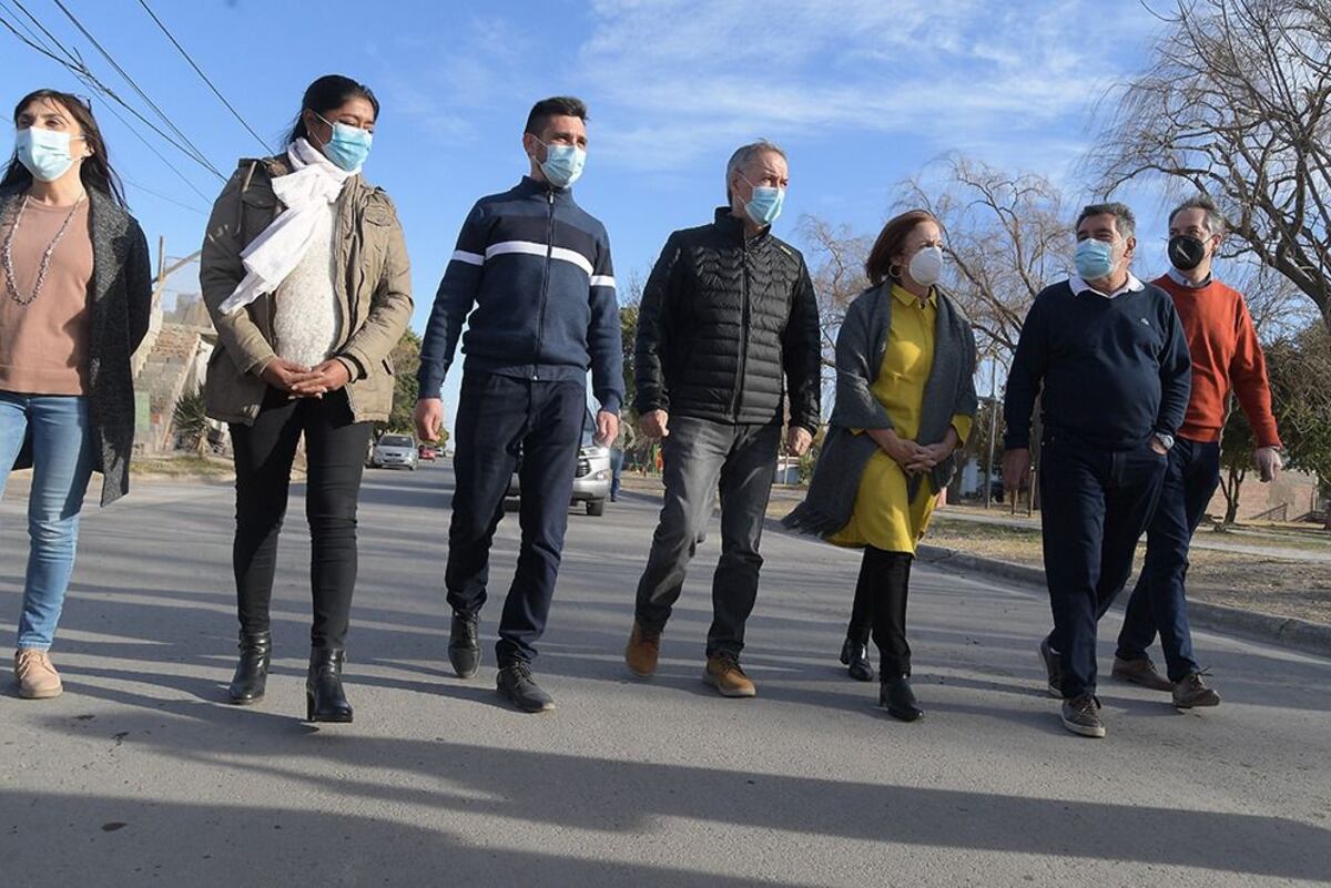 Declaraciones. El gobernador Schiaretti, junto a Alejandra Vigo, inauguró obras en Malvinas Argentinas. Luego habló de la crisis económica nacional.