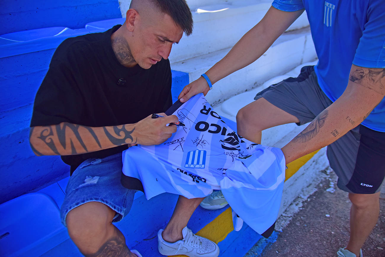 Centurión, el más buscado en Racing a la hora de los autográfos (Foto: Pedro Castillo / La Voz).