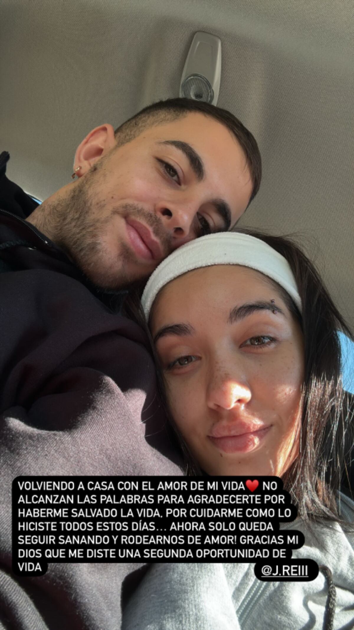 María Becerra publicó una foto junto a su novio tras recibir el alta. (Instagram)