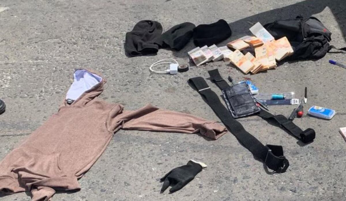 Tras detener a los atacantes, los efectivos secuestraron armas de fuego y otros elementos. (Gentileza: Policía Bonaerense)