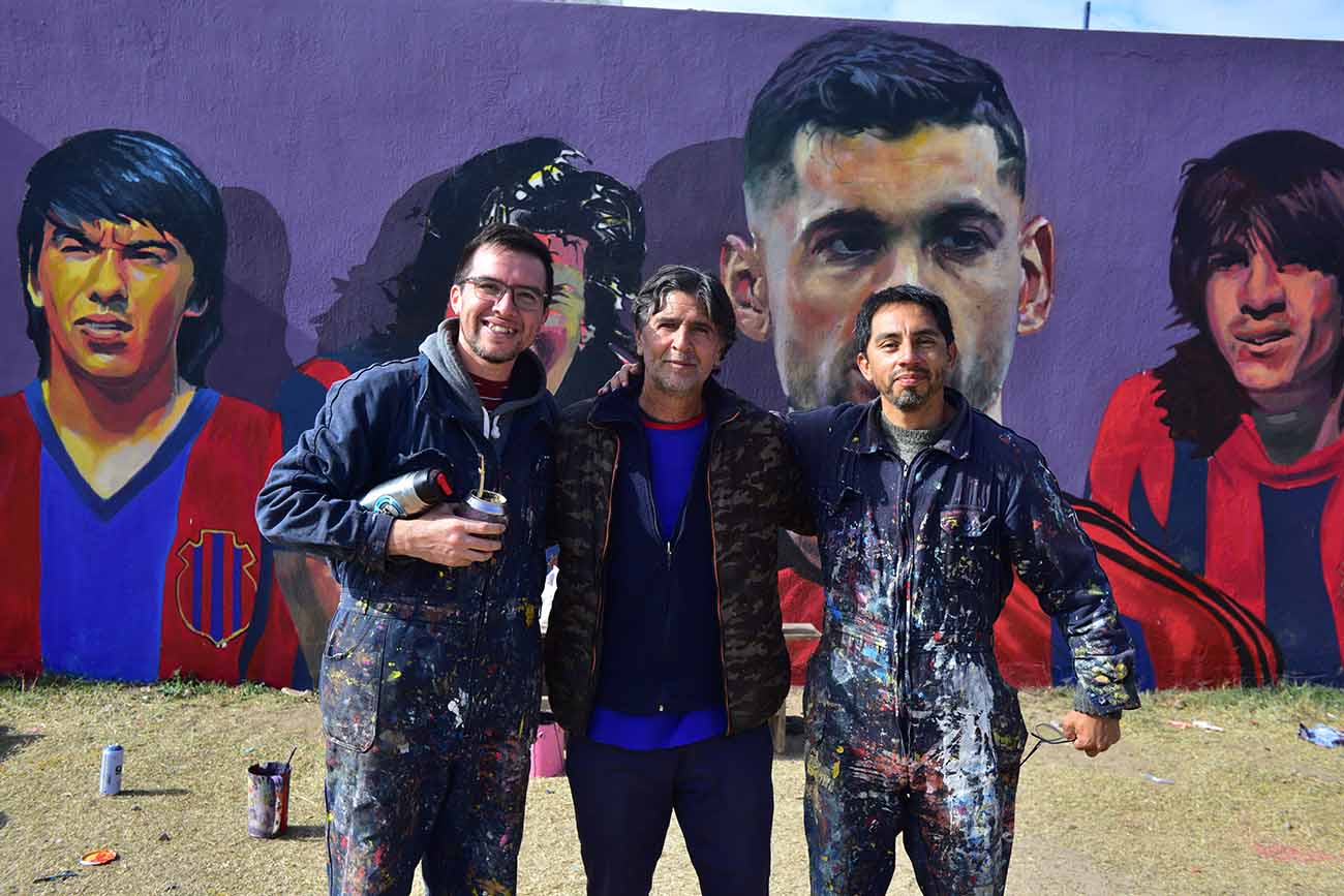 "Tico" Ríos y los muralistas a cargo del trabajo en el club San Lorenzo. (José Gabriel Hernández / La Voz)