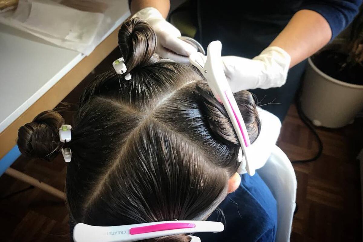 Los consejos de una experta que se gana la vida en Estados Unidos sacando piojos. (Larger Than Lice)