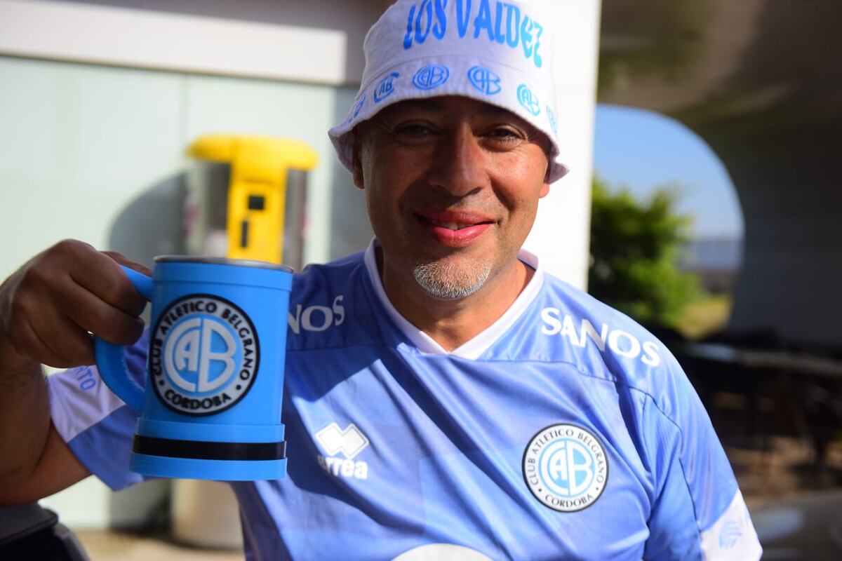 Hinchas de Belgrano copando la ruta para ir a Rafaela y asistir al partido con Real Pilar por los 32avos de final de la Copa Argentina. (José Gabriel Hernández / La Voz)