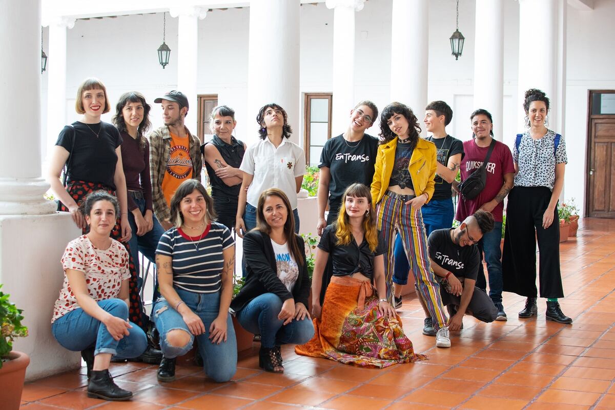Bandas y solistas del Griego Mujeres se reunieron en el Cabildo para una sesion de fotos. (Prensa Secretaría de Cultura de la Municipalidad de Córdoba).