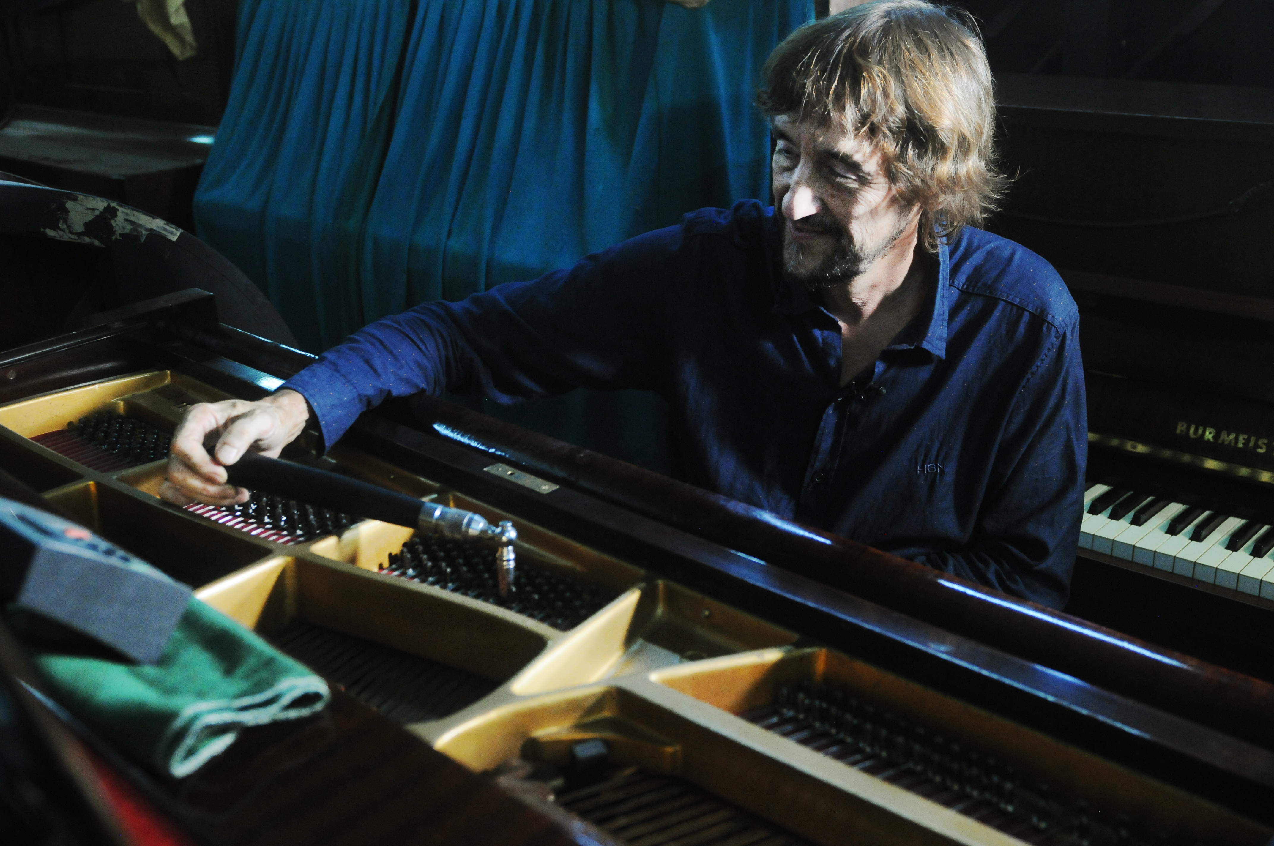 Miguel Puch en su taller de reparación y afinación de pianos. Afina y restaura pianos desde los 13 años y lleva toda una vida dedicada a darle vida a este instrumento. Foto Javier Ferreyra