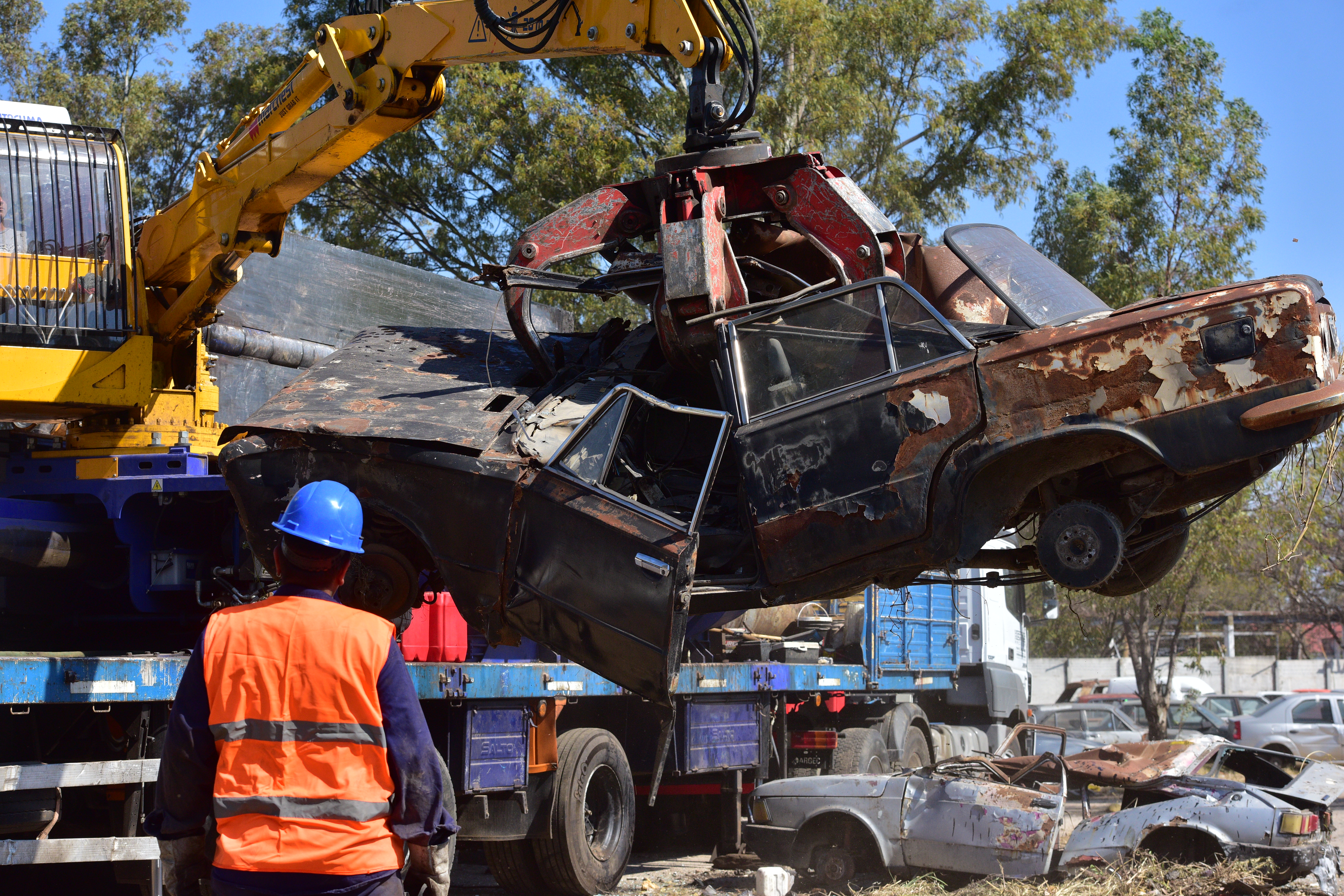 Compactación de vehículos en el corralón municipal (José Gabriel Hernández / La Voz)
