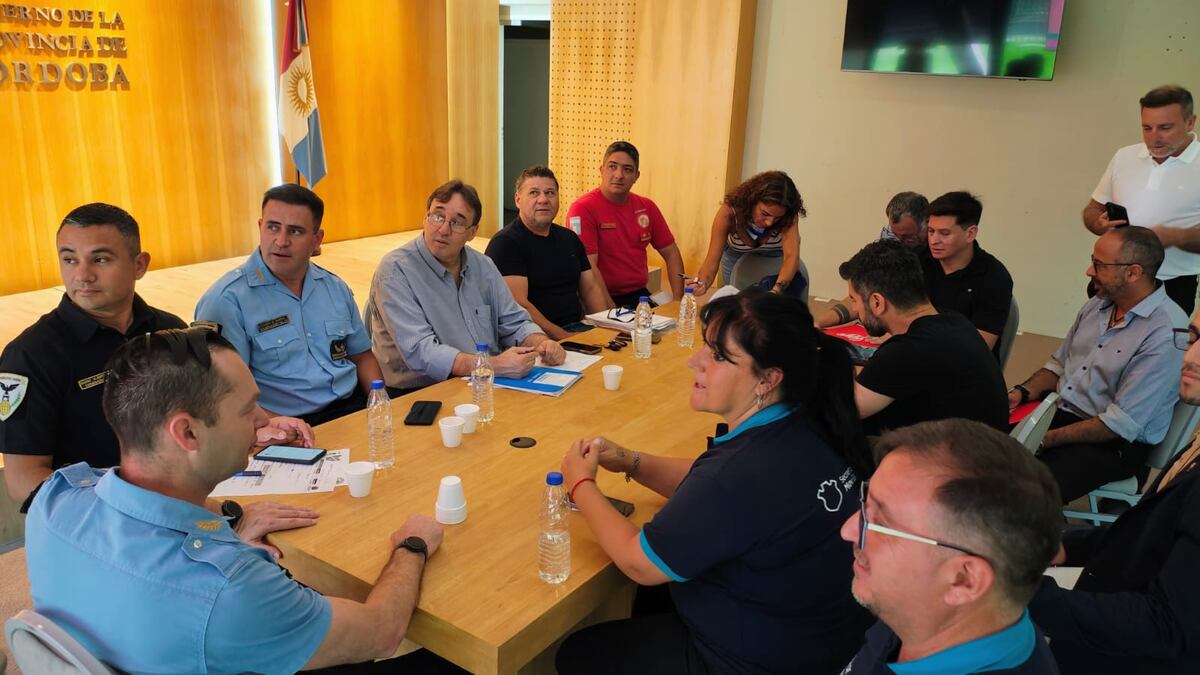 Operativo de seguridad para Talleres-Lanus. Marcelo Frossasco (Cosedepro) preside la reunión con dirigentes de Talleres, autoridades de la Agencia y funcionarios municipales (Prensa Agencia).