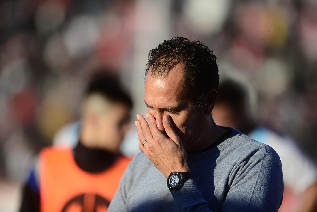 El entrenador Lucas Bovaglio se fue con decepción por el rendimiento de su equipo. (José Gabriel Hernández  / La Voz)