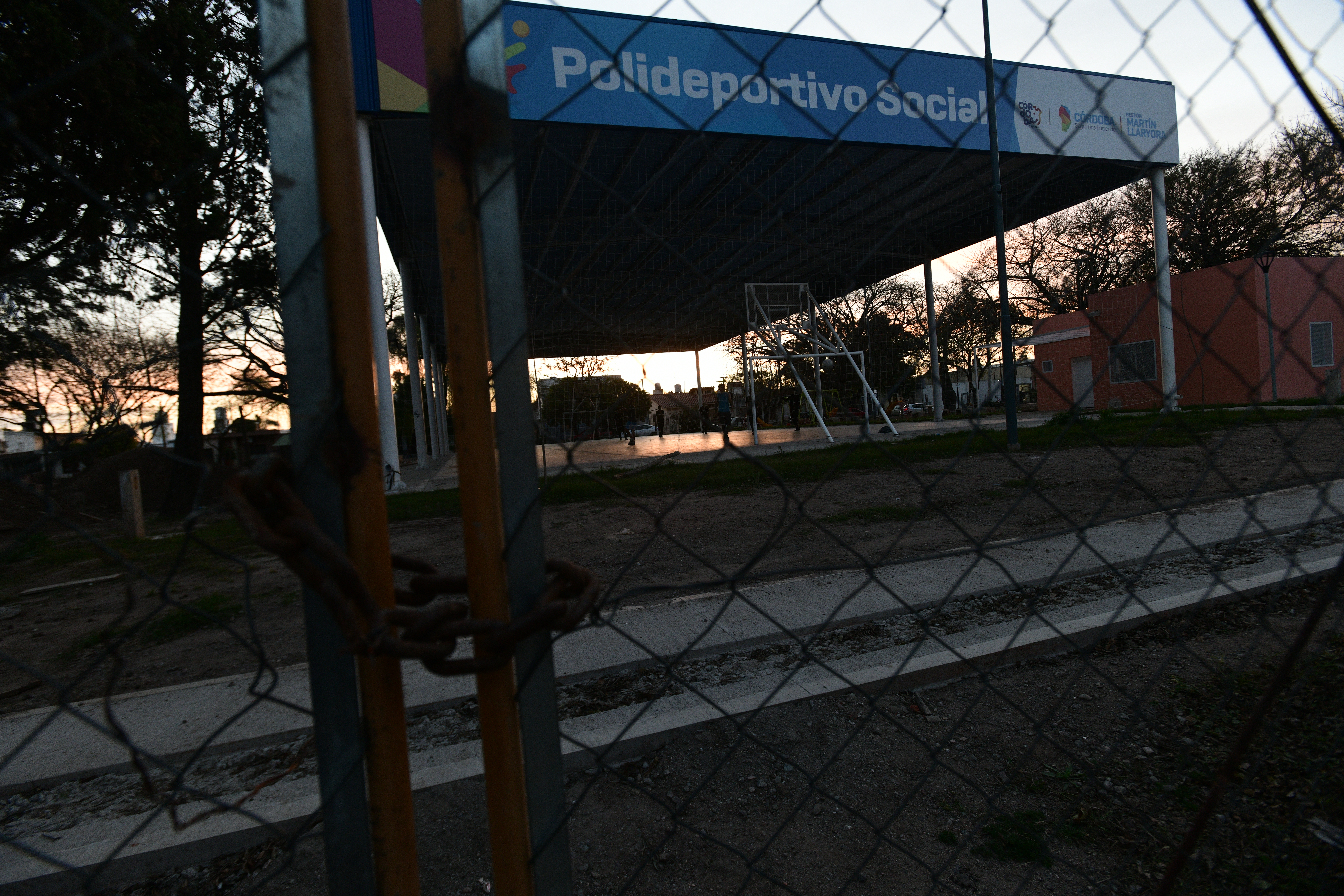 Obras abandonadas en plazas barriales. Plaza San José Obrero en Barrio Ampliación Empalme. Foto Javier Ferreyra 