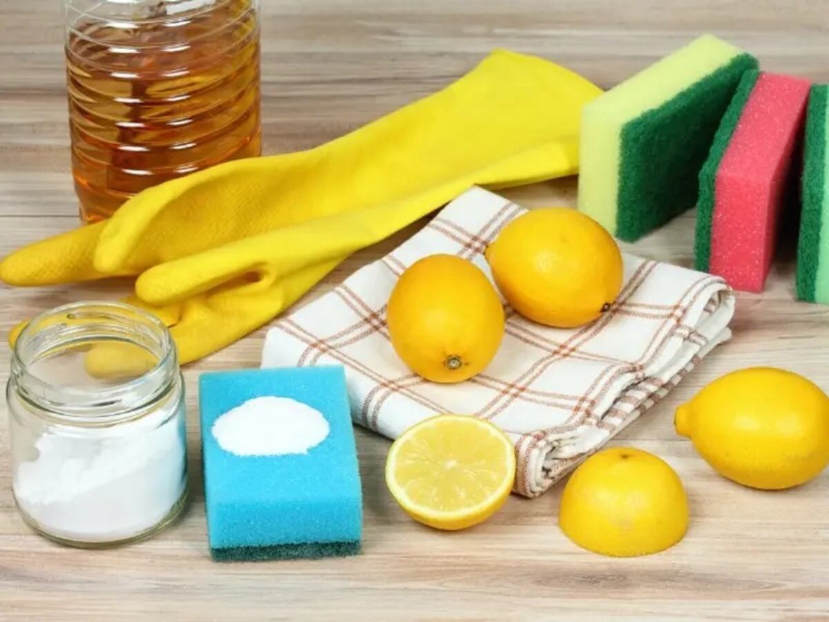 Por qué conviene tirar jugo de limón y bicarbonato en las rejillas del baño: el truco casero que elimina los malos olores.