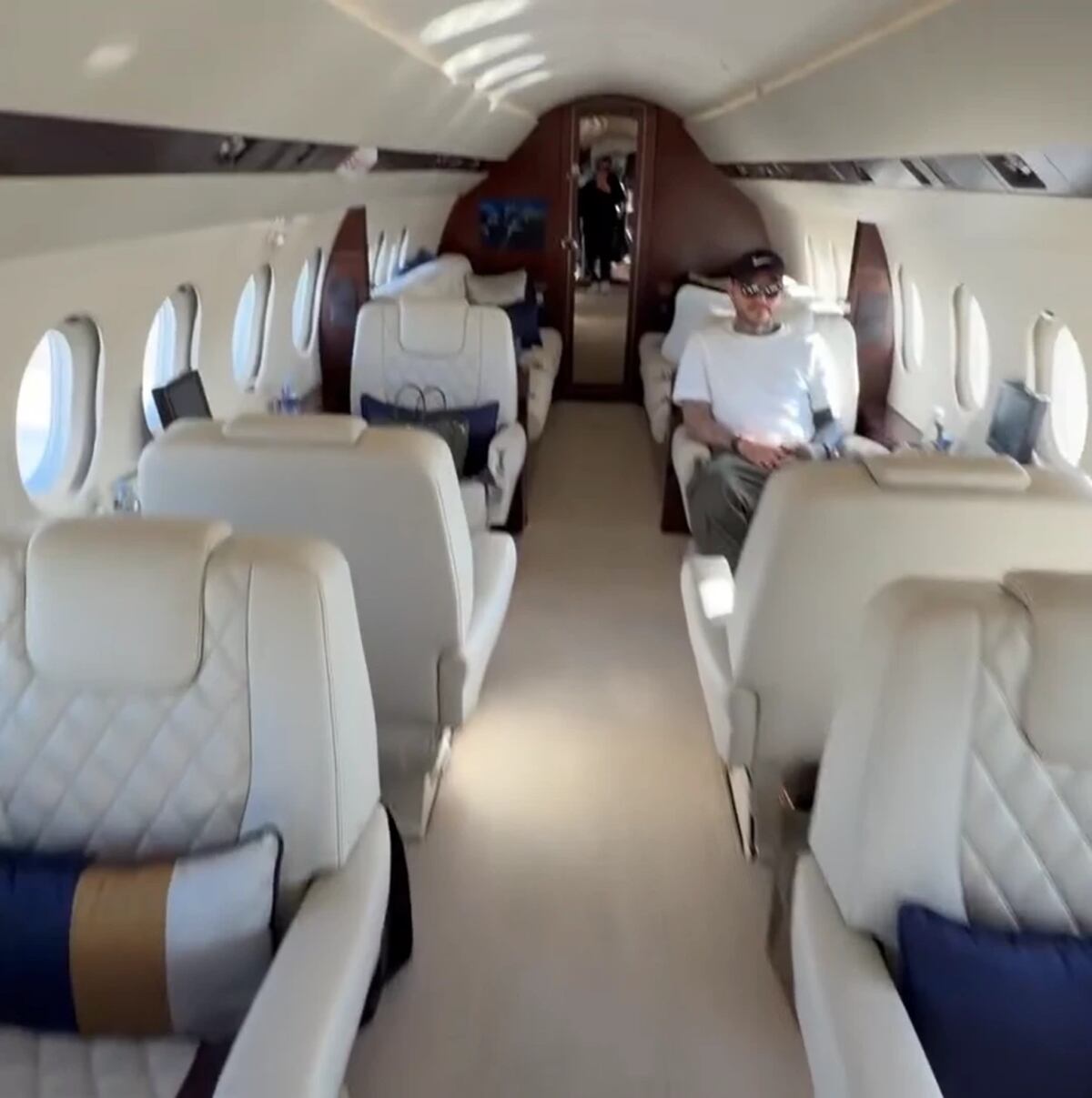El futbolista presumió el lujoso avión en redes.