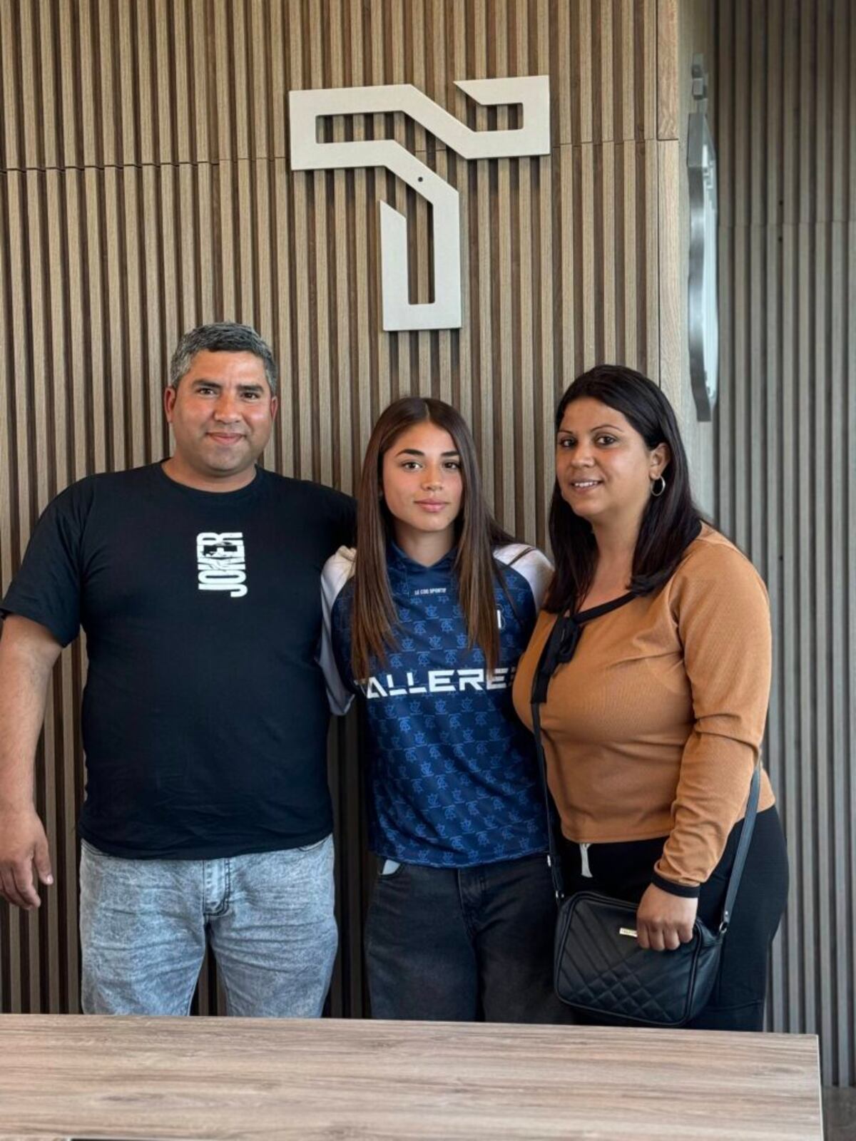 Azul Ludueña tras firmar con Talleres. (Prensa Talleres).
