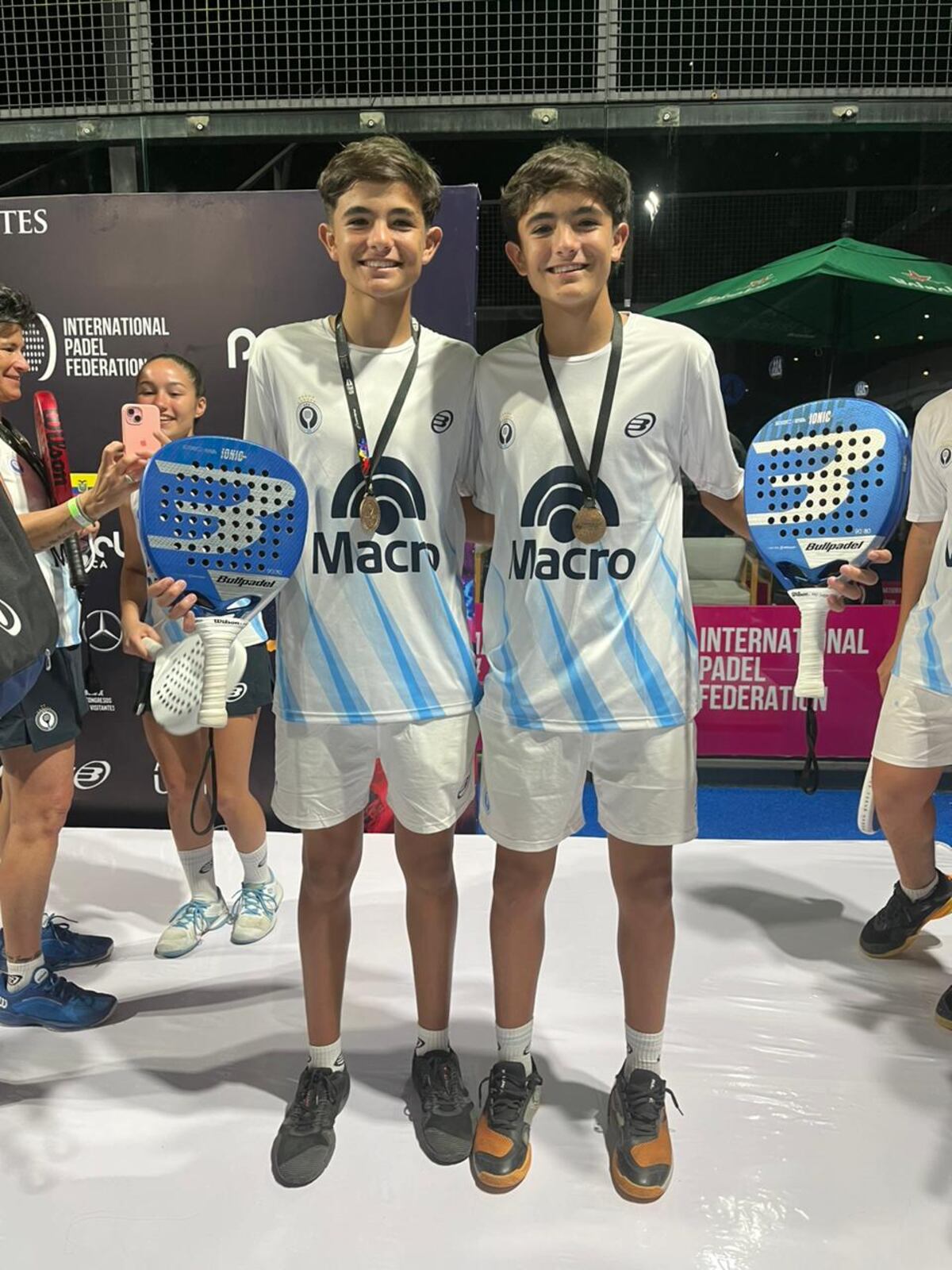 Son Andrés y Antonio Graupera, los mellizos de Totoral, dos chicos de 16 años que ya pisan, con paso firme, la elite del pádel mundial. (Gentileza)