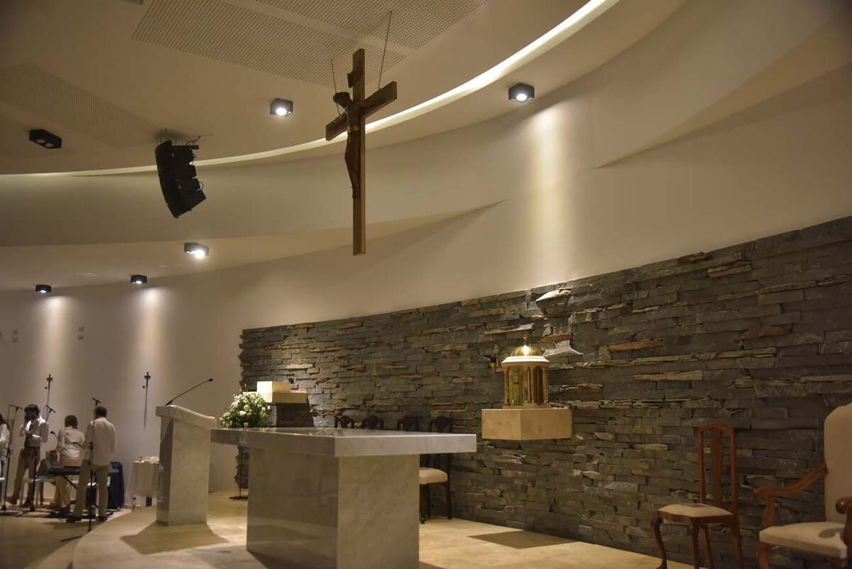 Misa de inauguración de la nueva iglesia, con la presencia del cardenal Ángel Rossi Nueva Cripta, frente a Sanatorio Allende