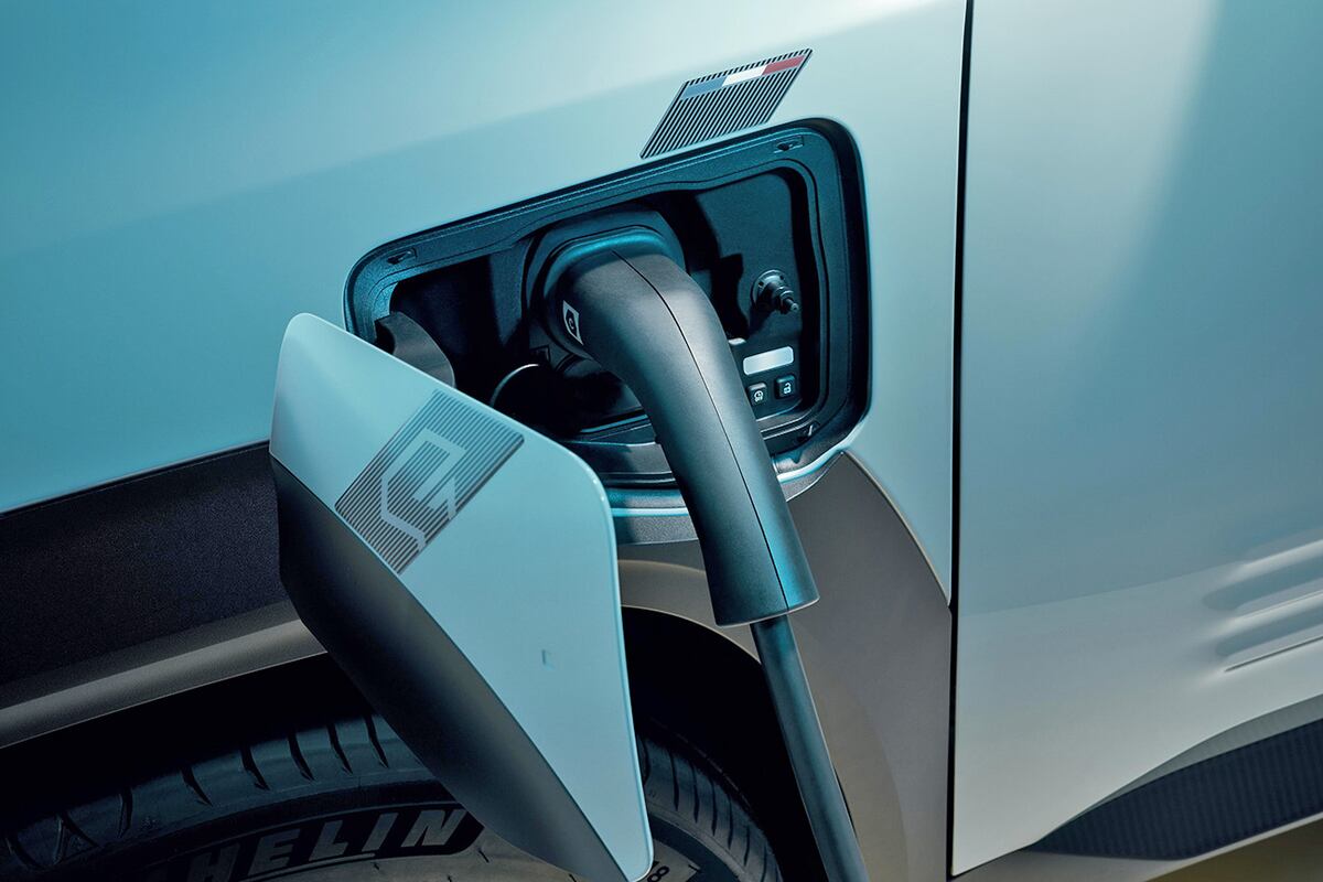 Tiene carga rápida de 80 o 100 kW en corriente continua (carga del 15 al 80% en 30 minutos), acelera de 0 a 100 km/h en menos de 8,5 segundos y pasa de 80 a 120 km/h en menos de siete segundos.