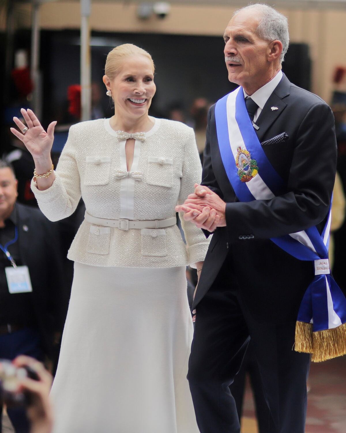 El presidente hondureño Nasry Asfura habla con la banda presidencial tras su ceremonia de investidura en el Congreso de Tegucigalpa, Honduras, el martes 27 de enero de 2026. (Foto AP/Fernando Destephen)