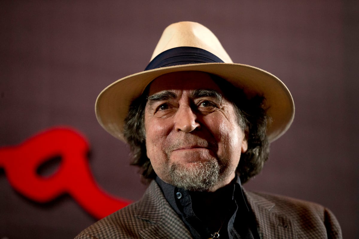 ARCHIVO - El cantautor español Joaquín Sabina responde preguntas durante una conferencia de prensa en la Ciudad de México el 29 de abril de 2015. El Tribunal Supremo de España, máximo órgano judicial del país, condenó al cantautor Joaquín Sabina a pagar 2,5 millones de euros por tributos no abonados en los ejercicios 2008 a 2010. (Foto AP/Rebecca Blackwell, archivo)