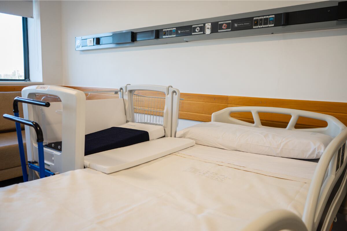 Cada habitación está equipada con camas eléctricas, TV, sillones y mobiliario pensado para el acompañamiento familiar.