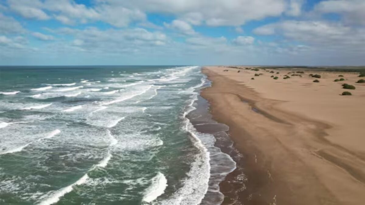 Dónde queda Punta Médanos, el refugio de dunas y playas solitarias de la Costa Atlántica.