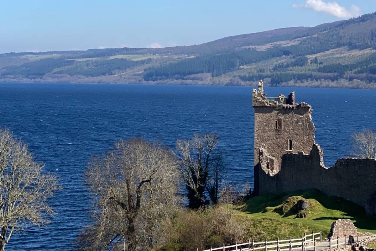 Steve Feltham lleva décadas observando el legendario lago de las Tierras Altas de Escocia. ¿Qué se mueve allí? ¿Por qué se ondula el agua? (DPA)