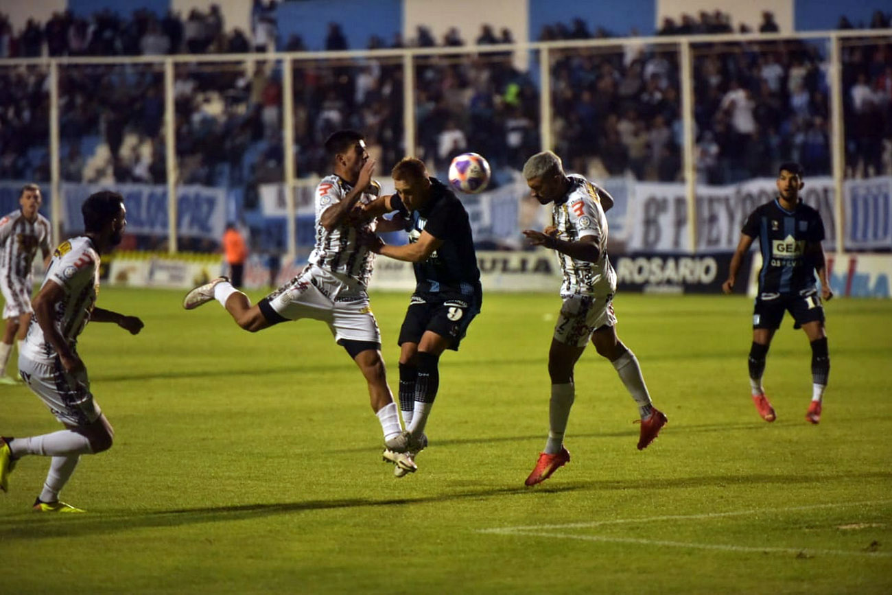 Racing en su primer partido de local en la Primera Nacional 2023, ante Estudiantes de Caseros. (Facundo Luque / La Voz).
