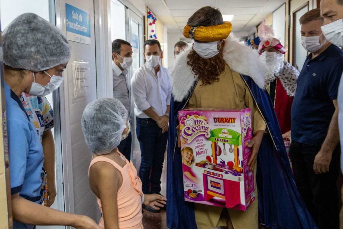 Las salas de internación se colmaron de sonrisas, colores y emoción con la visita de los Reyes Magos, acompañados por artistas y payamédicos.