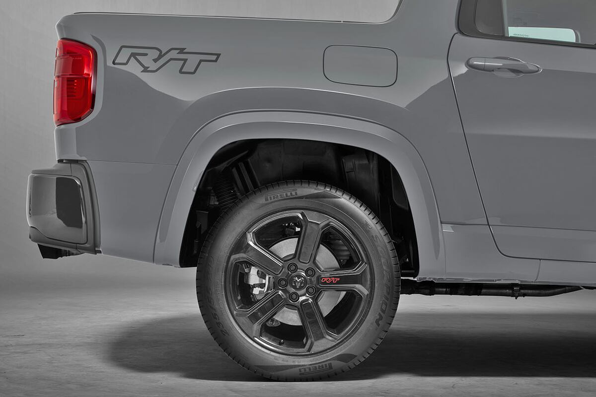 La Rampage R/T tiene neumáticos para el pavimento con llantas de 19”.