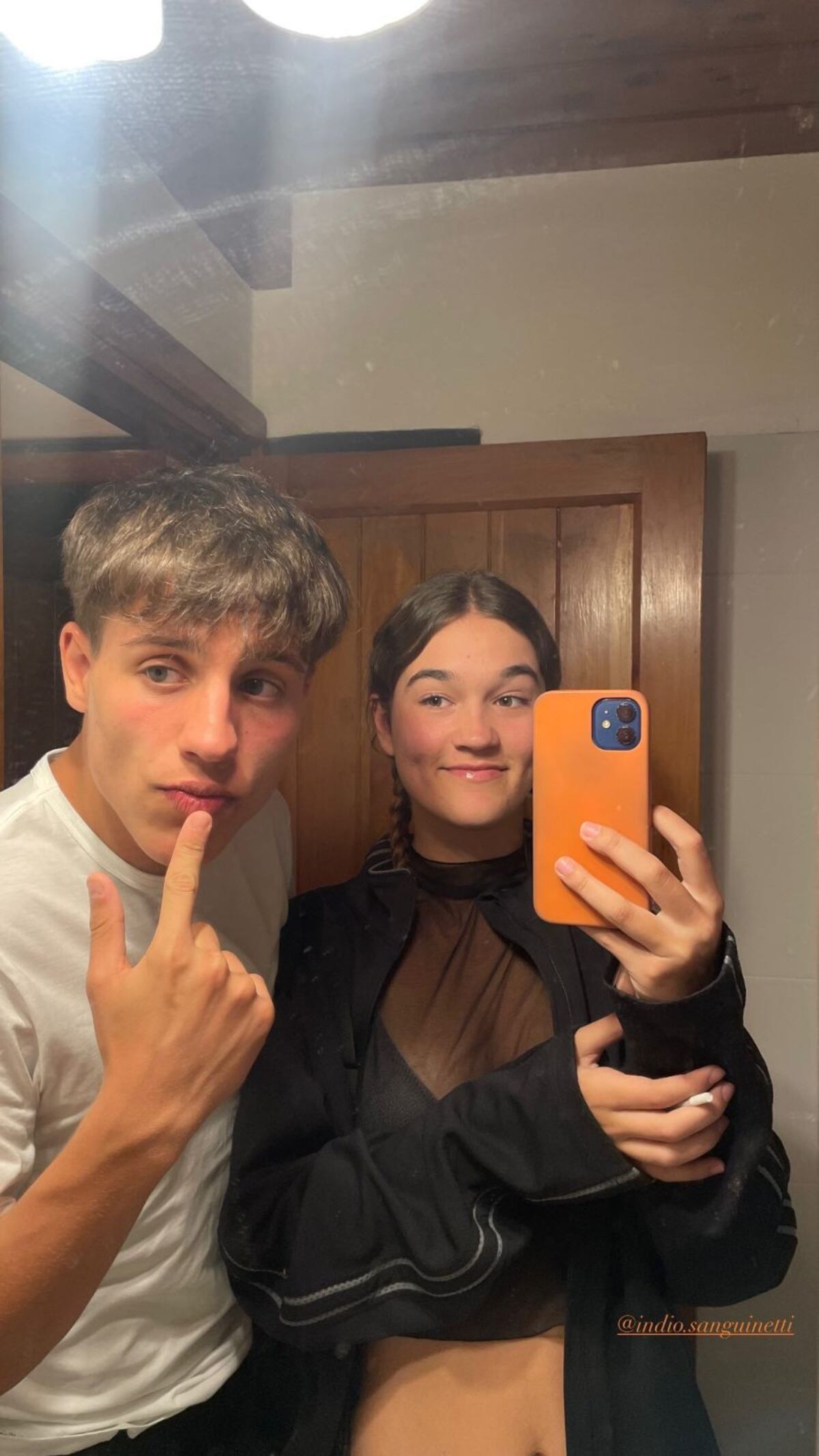 Indio Sanguinetti junto a su novia Olviia Pauls. (Instagram)